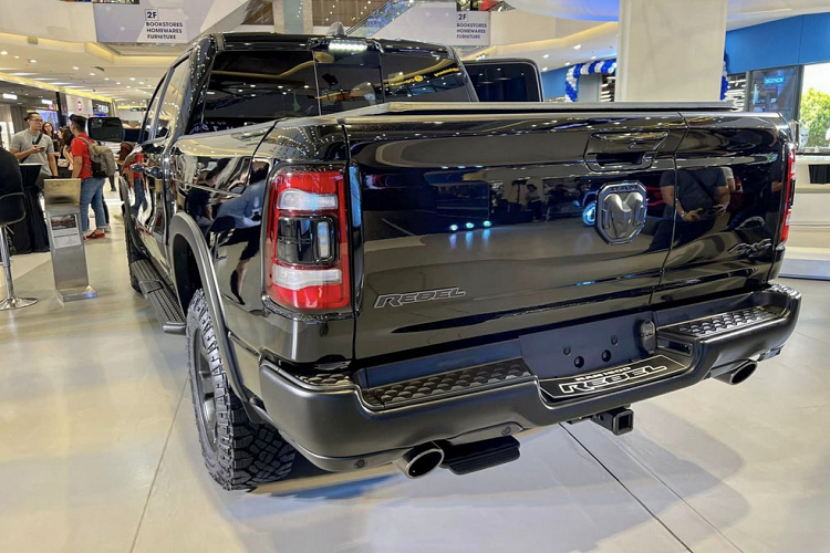 Hiện các phiên bản của RAM 1500 đang là dòng xe bán tải được phân phối chính hãng có mức giá cao nhất tại Việt Nam.