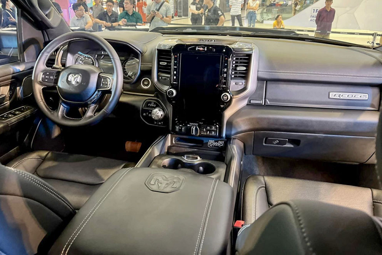 Ram Rebel được trang bị các tính năng an toàn, gồm: 6 túi khí, hệ thống phanh ABS, hệ thống cân bằng điện tử, hệ thống theo dõi và cảnh báo điểm mù và hỗ trợ tránh va chạm phía trước...