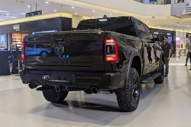 RAM Rebel tại Việt Nam trang bị động cơ tăng áp V8 5.7L HEMI sản sinh công suất 395 mã lực và mô-men xoắn tối đa 556 Nm, hệ dẫn động 4x4 Part-time Shift on the fly giúp chuyển đổi linh hoạt giữa các chế độ lái. Hộp số tự động Premium ZF 8 cấp.