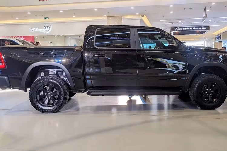 Mặt trước nổi bật với lưới tản nhiệt dạng vân lưới tổ ong với khung viền đen bao quanh tạo sự mạnh mẽ. Mũi xe trang bị khe gió ấn tượng, tăng hiệu suất làm mát động cơ.