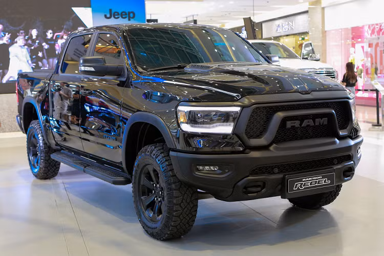 Sau sự xuất hiện của các phiên bản RAM 1500 như Longhorn, Laramie, Night Edition, TRX..., nhà phân phối Jeep Vietnam Automobiles tiếp tục mang đến phiên bản RAM 1500 Rebel 2023 mới. Với mức khởi điểm từ 5,288 tỷ đồng, RAM 1500 Rebel chính là siêu bán tải có mức giá "dễ chịu" nhất trong "đại gia đình" RAM 1500 có mặt tại Việt Nam.