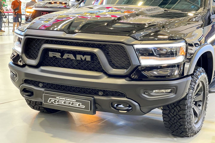 RAM 1500 được thiết kế dành cho những người yêu thích sự mạnh mẽ, cá tính, kèm theo sức mạnh vượt trội, cùng khả năng di chuyển linh hoạt trên nhiều địa hình khác nhau. RAM 1500 Rebel sở hữu tông màu ngoại thất đen bóng kết hợp lớp sơn đen mờ một số chi tiết đã tăng chất nam tính và sự trẻ trung hơn khi so với "đàn anh" Longhorn, Laramie nhờ vào việc lược bỏ các chi tiết mạ chrome sáng bóng.