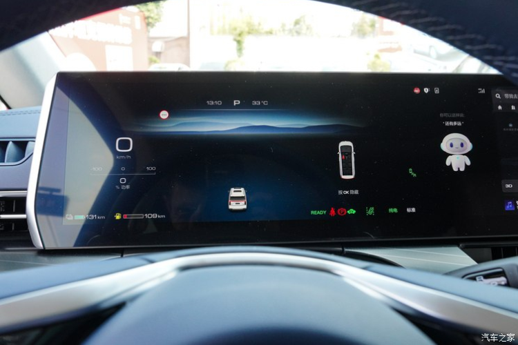 Ngoài ra, tủ lạnh này vẫn có thể đạt được khả năng giữ lạnh lên đến 24 giờ sau khi tắt xe. Cuối cùng là Wey Gaoshan phiên bản mở rộng Executive, chiếc xe này có chiều dài cơ sở dài hơn và không gian nội thất rộng rãi hơn, bố trí 6 chỗ ngồi, tất cả đều là ghế chỉnh điện (có sưởi/thông gió), 2 hàng ghế đầu tiên được trang bị có chức năng massage, ghế bọc da Nappa.