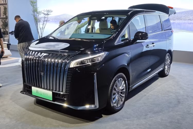 Ưu điểm của Wey Gaoshan DHT-PHEV so với 2 mẫu xe này là có 2 mẫu phiên bản tiêu chuẩn 7 chỗ và phiên bản mở rộng Executive 6 chỗ, trong tương lai sẽ ra mắt phiên bản 4 chỗ VIP, với hai chiều dài cơ sở và cách bố trí ghế phong phú khiến nó có tính cạnh tranh cao ở nhiều phân khúc thị trường khác nhau.