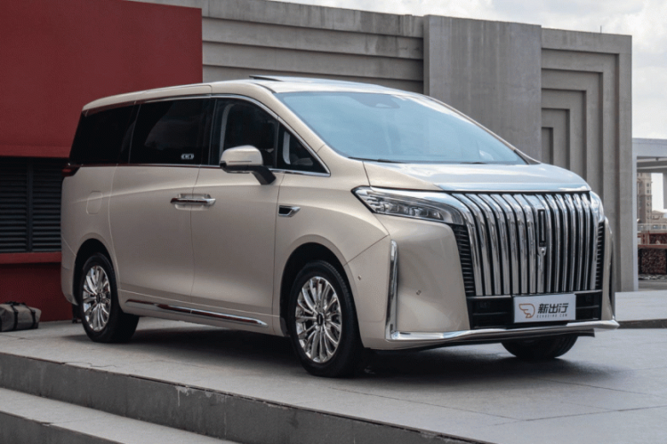 Về nội thất, trước tiên chúng ta hãy nhìn vào Wey Gaoshan phiên bản tiêu chuẩn, tổng thể thiết kế tương đối đơn giản với tông màu sáng, điểm nhấn lớn nhất là thiết kế màn hình kép kích thước lớn càng làm tăng thêm cảm giác công nghệ cho xe. Ngoài ra, một số lượng lớn các đường ngang được sử dụng trên xe, giúp mở rộng hơn nữa cảm giác không gian bên trong xe.