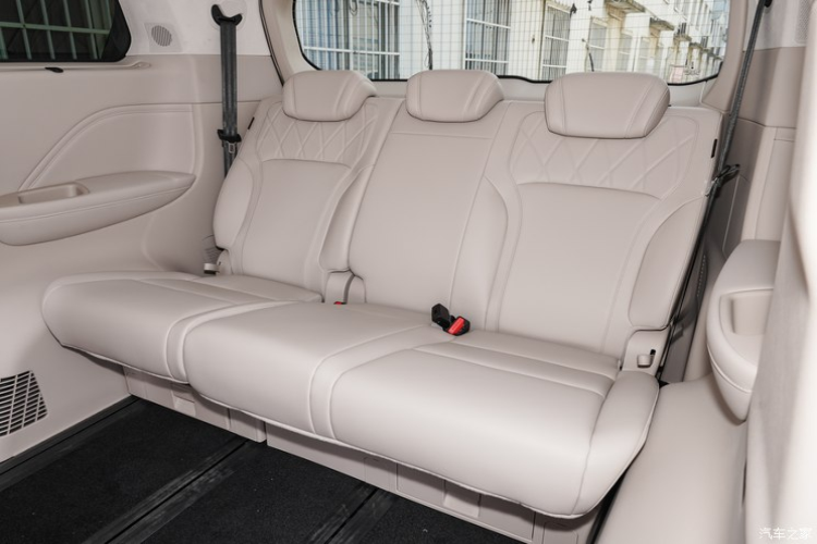 Trần xe phía sau được trang trí với 830 điểm sao, 680 hơi thở em bé và 5 ngôi sao băng năng động, tạo nên bầu không khí sang trọng và tiện nghi. Sau cùng còn được trang bị hệ thống hương thơm độc quyền, người dùng có thể thoải mái lựa chọn ba mùi hương theo chủ đề gió nhẹ, phong cách thành thị và sân chiều.