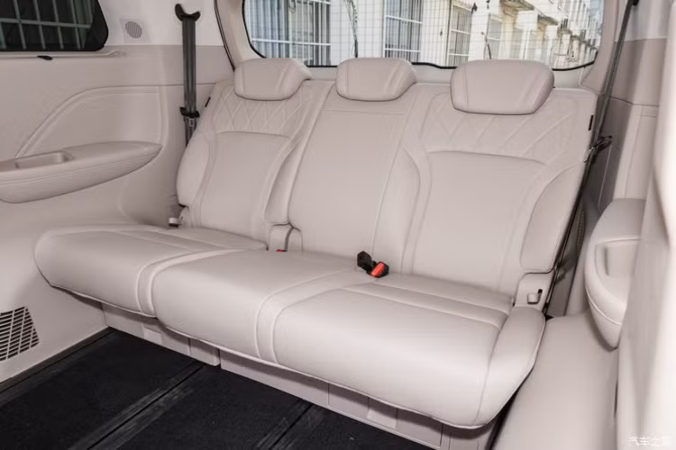 Trần xe phía sau được trang trí với 830 điểm sao, 680 hơi thở em bé và 5 ngôi sao băng năng động, tạo nên bầu không khí sang trọng và tiện nghi. Sau cùng còn được trang bị hệ thống hương thơm độc quyền, người dùng có thể thoải mái lựa chọn ba mùi hương theo chủ đề gió nhẹ, phong cách thành thị và sân chiều.