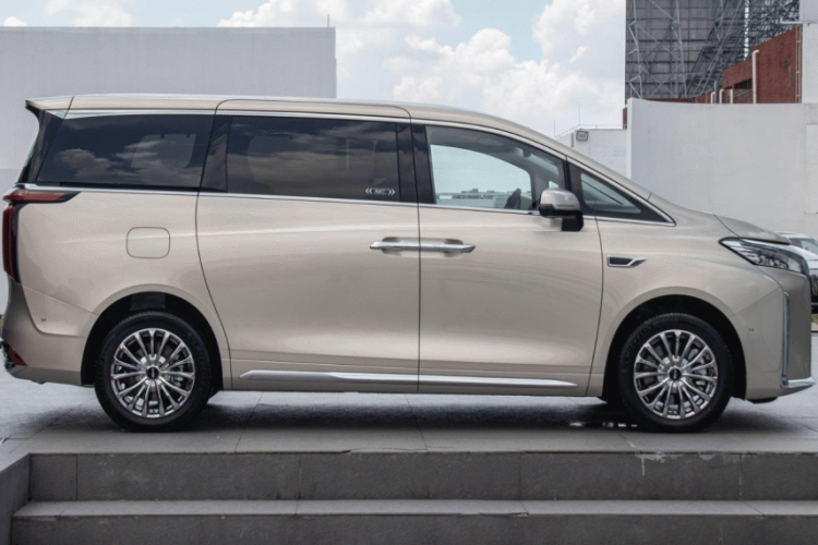 Tiếp đến là việc được trang bị hệ thống âm thanh hàng hiệu Harman/kardon 20 loa cao cấp hơn, có thể đạt hiệu ứng âm thanh ảo 7.1.2 kênh, đồng thời tổng công suất của amply đạt 1600w, có thể tạo ra âm thanh sống động hiệu ứng âm nhạc vòm âm thanh nổi 3D gây sốc hơn.