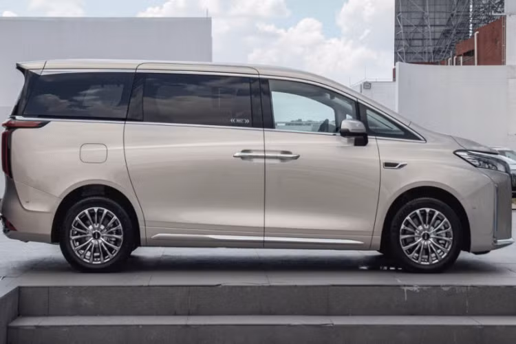 Tiếp đến là việc được trang bị hệ thống âm thanh hàng hiệu Harman/kardon 20 loa cao cấp hơn, có thể đạt hiệu ứng âm thanh ảo 7.1.2 kênh, đồng thời tổng công suất của amply đạt 1600w, có thể tạo ra âm thanh sống động hiệu ứng âm nhạc vòm âm thanh nổi 3D gây sốc hơn.