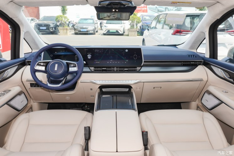 Thể tích tối đa của hành lý có thể lên tới 1.725 lít. Wey Gaoshan được trang bị tủ lạnh máy nén độc lập gắn trên xe cỡ lớn 12,5 lít, có thể điều chỉnh nhiệt độ 0-50°C và sử dụng thiết kế mở hai lớp trên và dưới, hai lớp phía trước và phía sau, đồng thời đáp ứng sự tiện lợi cho người lái và hành khách phía sau, cũng có thể đặt cùng lúc 14 chai nước uống cỡ tiêu chuẩn.