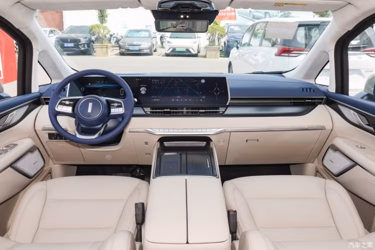 Thể tích tối đa của hành lý có thể lên tới 1.725 lít. Wey Gaoshan được trang bị tủ lạnh máy nén độc lập gắn trên xe cỡ lớn 12,5 lít, có thể điều chỉnh nhiệt độ 0-50°C và sử dụng thiết kế mở hai lớp trên và dưới, hai lớp phía trước và phía sau, đồng thời đáp ứng sự tiện lợi cho người lái và hành khách phía sau, cũng có thể đặt cùng lúc 14 chai nước uống cỡ tiêu chuẩn.