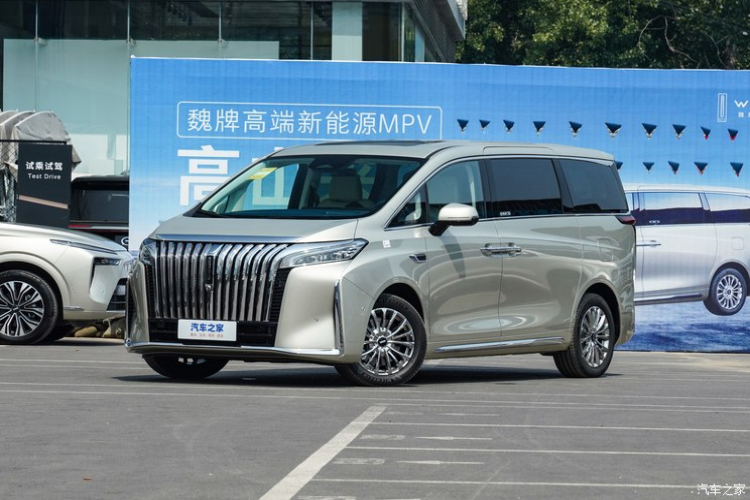 Sạc nhanh tăng mức sạc từ 30% lên 80% trong 26 phút. Gần đây, nhiều nhà sản xuất Trung Quốc đã tung ra thị trường những chiếc MPV hạng sang từ trung đến cao cấp, vì thế, Wey Gaoshan sẽ phải đối mặt với sự cạnh tranh khốc liệt trên thị trường ngay khi ra mắt. Là mẫu plug-in hybrid, đối thủ cạnh tranh chính của nó bao gồm Denza D9 và Trumpchi E9, cùng gã khổng lồ rất được ưa chuộng với máy xăng là Toyota Alphard.