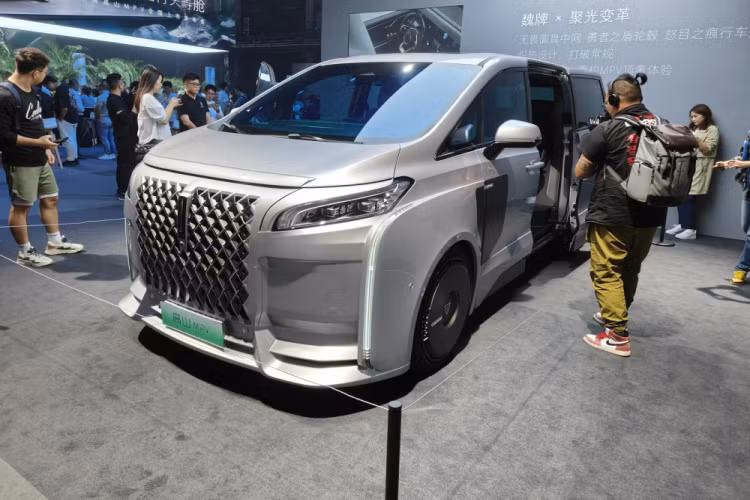 Về hình thức, sự khác biệt giữa bản tiêu chuẩn và phiên bản mở rộng cao cấp không lớn lắm, xe có lưới tản nhiệt hút gió thẳng kiểu thác nước rất hoành tráng, logo thương hiệu Wey được gắn bên trong và được kết nối với đèn pha hai bên, tạo ra hiệu ứng hình ảnh trông rất ấn tượng khi bạn bước lên. Ngoài ra, phần cản va trước còn được trang trí thêm các thanh nẹp mạ crôm, giúp chiếc xe MPV Wey Gaoshan 2023 dày dặn hơn.