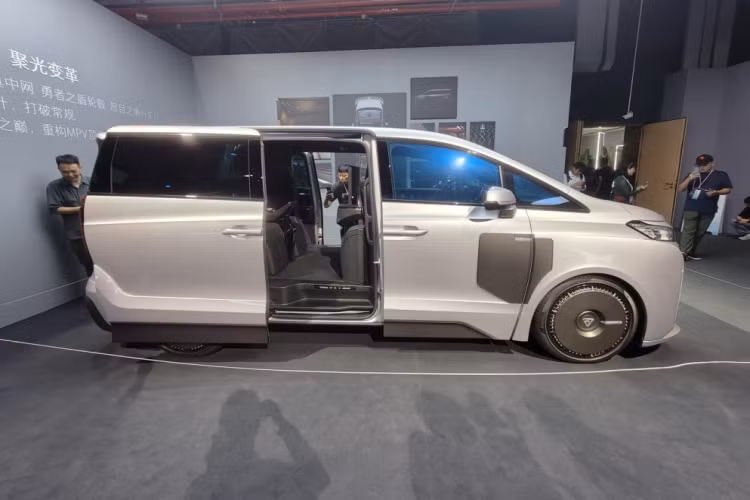 Riêng phiên bản cao nhất áp dụng phong cách thiết kế hoàn toàn mới, với lưới tản nhiệt phía trước dạng gấp hình kim cương được cá nhân hóa hoàn toàn. Phần trang trí hai bên đầu xe được cho là được thiết kế với các dải đèn khiến toàn bộ phần đầu xe trông rộng hơn, đồng thời viền bao quanh đầu xe mang hơi hướng tương lai hơn so với phiên bản tiêu chuẩn và phiên bản Executive mở rộng.