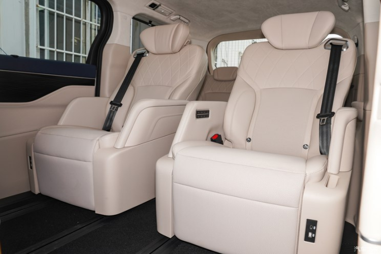 Về ghế ngồi, Wey Gaoshan được trang bị ghế massage không trọng lực treo kép, có chức năng không trọng lực/đặt lại bằng một nút bấm, cũng như chức năng massage/thông gió/sưởi ấm 10 điểm tiêu chuẩn. Hàng ghế thứ 2 áp dụng thiết kế Common Rail cho hàng ghế thứ 2 và thứ 3. Ray trượt cực dài dài 1.845 mm, giúp khoảng để chân tối đa ở hàng ghế thứ 2 lên tới 1.166 mm. 