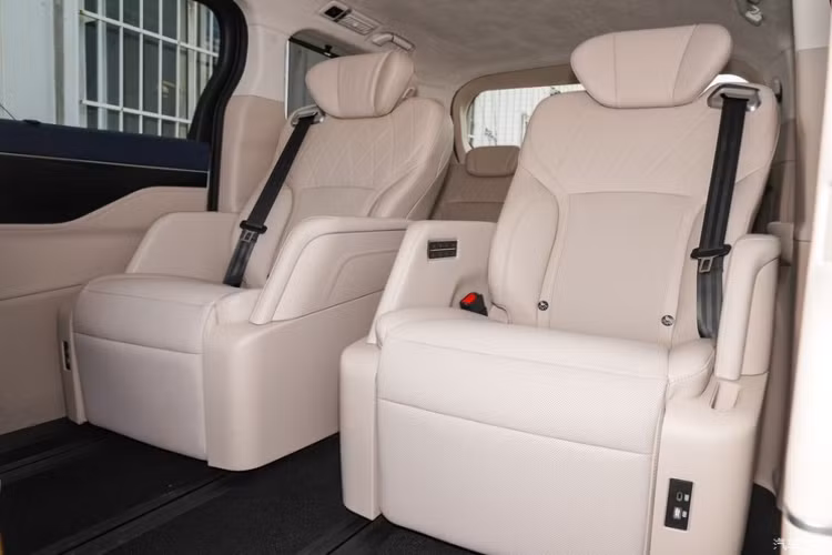 Về ghế ngồi, Wey Gaoshan được trang bị ghế massage không trọng lực treo kép, có chức năng không trọng lực/đặt lại bằng một nút bấm, cũng như chức năng massage/thông gió/sưởi ấm 10 điểm tiêu chuẩn. Hàng ghế thứ 2 áp dụng thiết kế Common Rail cho hàng ghế thứ 2 và thứ 3. Ray trượt cực dài dài 1.845 mm, giúp khoảng để chân tối đa ở hàng ghế thứ 2 lên tới 1.166 mm. 