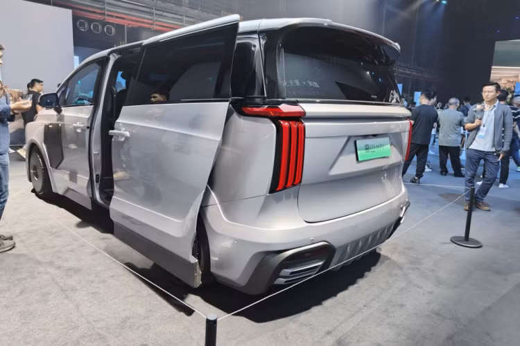 Chiều dài, chiều rộng và chiều cao của phiên bản mở rộng Executive lần lượt là 5.405/1.960/1.890 mm, chiều dài cơ sở là 3.275 mm, chiều dài không gian nội thất là 3.823 mm. So với phiên bản tiêu chuẩn, chiều dài, chiều rộng và chiều dài cơ sở được tăng thêm đáng kể, được biết, Wey Gaoshan là chiếc xe MPV dài nhất Trung Quốc.