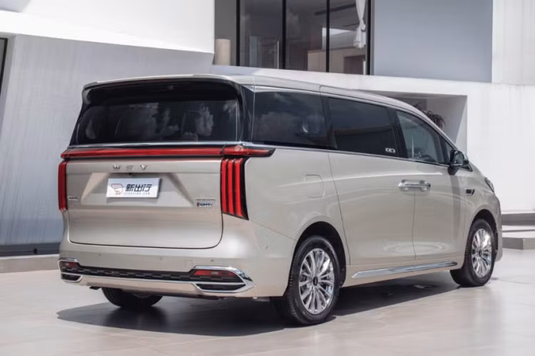 Wey Gaoshan có đường mui ở bên hông tương đối mượt mà, vòng eo áp dụng thiết kế phía trước cao và phía sau thấp giúp nâng cao cảm giác ổn định. Ở phía sau, chiếc xe MPV này áp dụng thiết kế cụm đèn xuyên suốt với hình dáng thẳng đứng ở hai bên, kết hợp với hai trang trí ống xả ở hai bên, tạo cảm giác phân lớp nổi bật. Về kích thước thân xe, chiều dài, chiều rộng và chiều cao của Wey Gaoshan phiên bản tiêu chuẩn lần lượt là 5045/1960/1900mm, chiều dài cơ sở 3085mm, xe được trang bị bộ la-zăng kích thước 18 inch, chạy trên cỡ lốp 245/50.