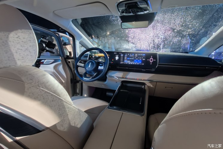 Về sức mạnh, phiên bản tiêu chuẩn của Wey Gaoshan sẽ được trang bị hệ thống plug-in hybrid gồm động cơ xăng 4 xi lanh, dung tích 1.5 lít và một mô tơ điện, công suất động cơ xăng tối đa là 154 mã lực, công suất tổng hợp lên tới 480 mã lực và mô-men xoắn cực đại lên tới 762 Nm. Hàng ghế thứ ba cũng áp dụng thiết kế ghế dạng cánh bướm chia đôi, có thể thực hiện chức năng gập ghế theo tỷ lệ 4/6, giúp việc kết hợp ghế linh hoạt hơn và sắp xếp hành lý dễ dàng hơn.