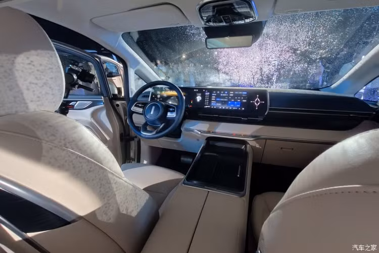 Về sức mạnh, phiên bản tiêu chuẩn của Wey Gaoshan sẽ được trang bị hệ thống plug-in hybrid gồm động cơ xăng 4 xi lanh, dung tích 1.5 lít và một mô tơ điện, công suất động cơ xăng tối đa là 154 mã lực, công suất tổng hợp lên tới 480 mã lực và mô-men xoắn cực đại lên tới 762 Nm. Hàng ghế thứ ba cũng áp dụng thiết kế ghế dạng cánh bướm chia đôi, có thể thực hiện chức năng gập ghế theo tỷ lệ 4/6, giúp việc kết hợp ghế linh hoạt hơn và sắp xếp hành lý dễ dàng hơn.