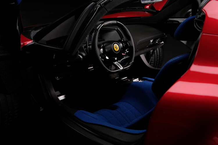 Theo Amalgam, các nghệ nhân tạo hình đã mất hơn 3.500 giờ phát triển và tạo ra nguyên mẫu đầu tiên. Tất cả đều cần Ferrari xem xét đánh giá mức độ chính xác và ký duyệt. Khi mọi thứ đã hoàn hảo, quá trình sản xuất cần 325 giờ đúc, lắp ráp, điều chỉnh, sơn... sản phẩm hoàn thiện có chiều dài 17 inch (43 cm) và chiều cao 7 inch (cm).