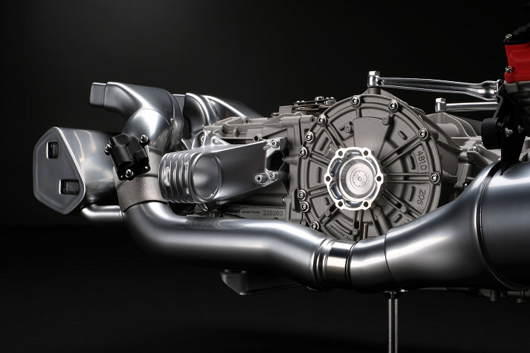 Để đảm bảo độ chính xác đến từng milimet, mô hình 1:4 được chế tác dựa trên dữ liệu CAD do Ferrari cung cấp. Sau khi nhận được, Amalgam đã phát triển các mẫu theo từng khu vực và thu nhỏ các dữ liệu để các chi tiết thực hiện hoàn hảo.