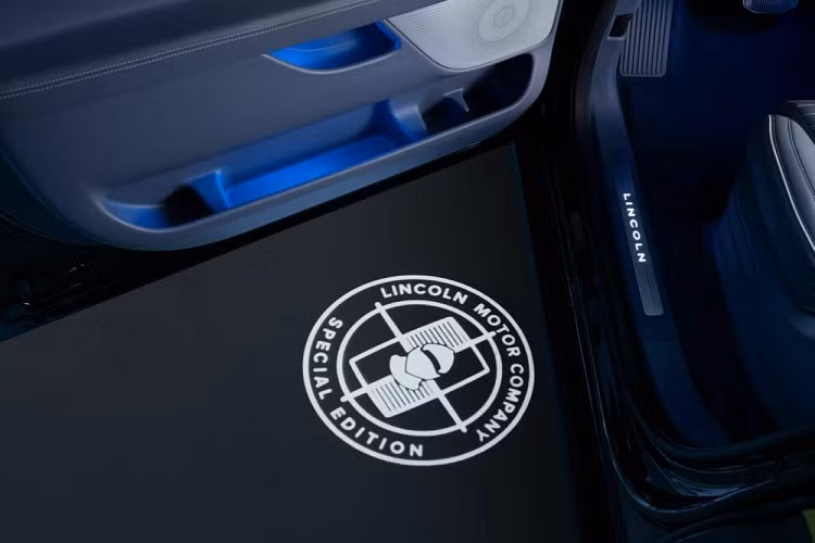 Mức giá xe Lincoln Navigator Black Gold chưa được công bố, đây là mẫu xe đặc biệt chỉ dành cho giới nhà giàu Trung Quốc.