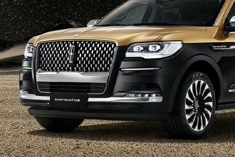 So với phiên bản tiêu chuẩn, mẫu xe SUV Navigator Black Gold có chiều dài tổng thể tăng 21mm, lên mức 5.657 mm. Bên cạnh màu ngoại thất nổi bật, mẫu xe đặc biệt này còn được phân biệt với các phiên bản thông thường bởi huy hiệu hiệp sĩ nằm trên cột xe và đèn chào mừng với dòng chữ “Lincoln Motor Company Special Edition” xuất hiện ngay khi khách hàng mở cửa xe.