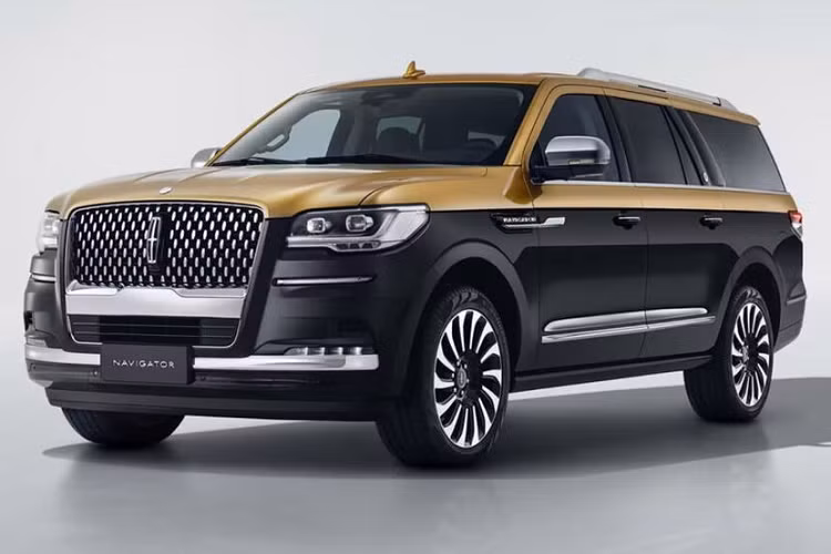 Đúng như tên gọi, Lincoln Navigator Black Gold 2023 mới có ngoại thất kết hợp giữa màu đen và màu vàng ánh kim. Trong quan niệm của người Trung Quốc, màu đen thể hiện sự sang trọng, thanh lịch và quyền lực, còn màu vàng là đại diện cho sự may mắn và hạnh phúc.