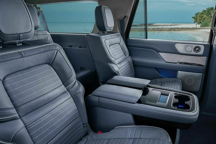 Về trang bị vận hành, Lincoln Navigator Black Gold sử dụng động cơ V6 3,5 lít tăng áp kép cho công suất 410 mã lực và mô-men xoắn 670 Nm. Sức mạnh được truyền tới cả 4 bánh thông qua hộp số tự động 10 cấp, được hỗ trợ bởi bộ vi sai hạn chế trượt điện tử ở trục sau và hệ thống treo thích ứng chủ động.