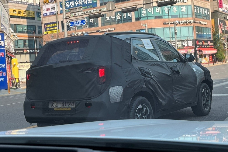 Cuối cùng là động cơ diesel 1.5L với công suất tối đa 116 mã lực và mô-men xoắn cực đại 250 Nm. Sức mạnh được truyền tới bánh thông qua hộp số iMT 6 cấp hoặc hộp số tự động 6 cấp. Dự kiến, Kia Sonet phiên bản nâng cấp sẽ chính thức ra mắt thị trường Ấn Độ vào năm sau. Sau Ấn Độ, mẫu SUV hạng A này sẽ tiếp tục trình làng tại những thị trường khác như Việt Nam.