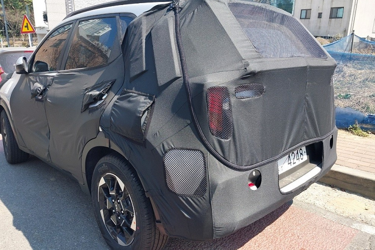 Có vẻ đèn hậu của mẫu SUV hạng A này cũng sẽ có thiết kế nằm vắt ngang cửa cốp, tương tự loại đang dùng cho Kia Seltos phiên bản nâng cấp. Sẽ không bất ngờ nếu xe cũng được trang bị cản sau mới. Ngoài những thay đổi về thiết kế, Kia Sonet 2024 dự kiến sẽ dùng động cơ như phiên bản cũ