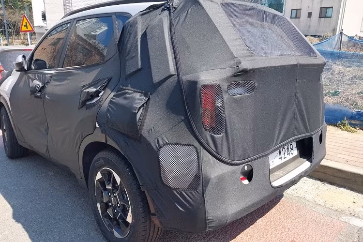 Có vẻ đèn hậu của mẫu SUV hạng A này cũng sẽ có thiết kế nằm vắt ngang cửa cốp, tương tự loại đang dùng cho Kia Seltos phiên bản nâng cấp. Sẽ không bất ngờ nếu xe cũng được trang bị cản sau mới. Ngoài những thay đổi về thiết kế, Kia Sonet 2024 dự kiến sẽ dùng động cơ như phiên bản cũ