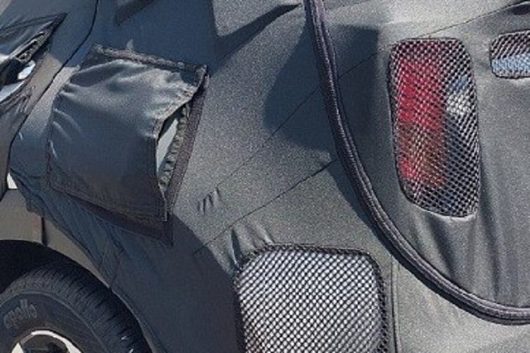 Bên dưới là cản trước mới, tích hợp hốc gió trung tâm có vẻ rộng hơn trước. Khu vực bên sườn của Kia Sonet 2024 dự kiến sẽ không thay đổi về thiết kế, trừ vành la-zăng. Chiếc xe chạy trên đường thử được trang bị vành hợp kim đa chấu, phay xước 2 màu. Đằng sau, Kia Sonet 2024 được bổ sung cụm đèn hậu LED hình chữ "L" mới.