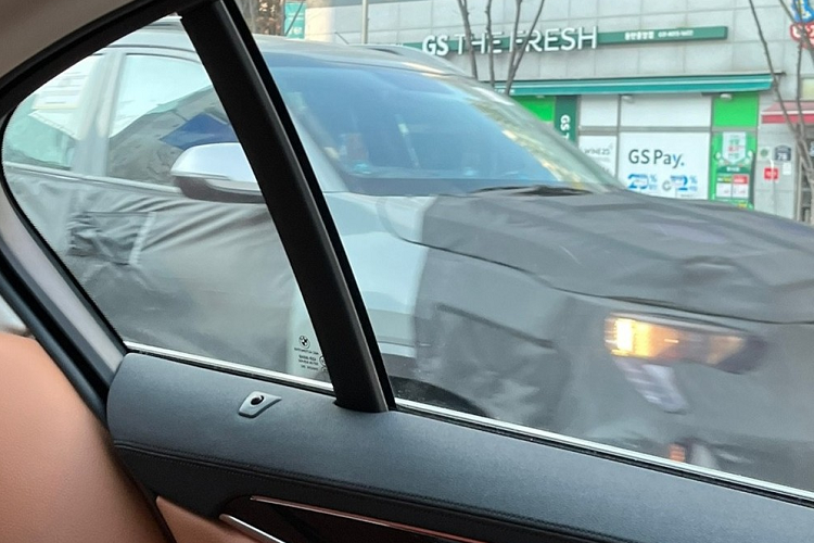 Theo đó, Kia Sonet 2024 mới được bổ sung lưới tản nhiệt mới, sơn màu đen bóng. Chưa hết, xe còn được trang bị cụm đèn pha mới với thiết kế sắc sảo hơn. Nối liền với đèn pha là dải đèn nằm dọc, được dự đoán là đèn LED định vị ban ngày hoặc đèn báo rẽ. Dải đèn này nằm giữa đèn pha và đèn sương mù trước. Trong khi đó, đèn sương mù trước của xe được tăng kích thước so với phiên bản cũ.