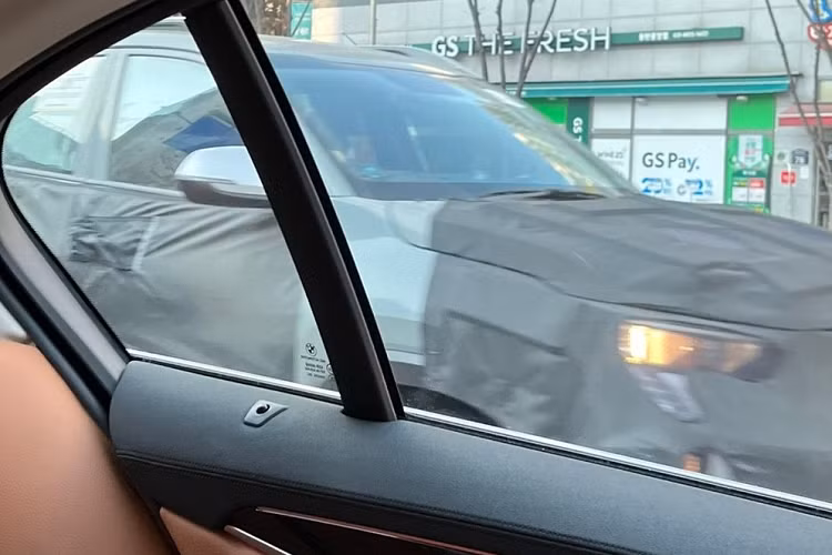 Theo đó, Kia Sonet 2024 mới được bổ sung lưới tản nhiệt mới, sơn màu đen bóng. Chưa hết, xe còn được trang bị cụm đèn pha mới với thiết kế sắc sảo hơn. Nối liền với đèn pha là dải đèn nằm dọc, được dự đoán là đèn LED định vị ban ngày hoặc đèn báo rẽ. Dải đèn này nằm giữa đèn pha và đèn sương mù trước. Trong khi đó, đèn sương mù trước của xe được tăng kích thước so với phiên bản cũ.