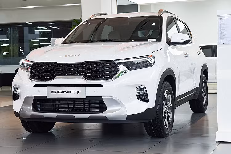 Kia Sonet tại Việt Nam hiện có 3 phiên bản và giá bán từ 554 - 624 triệu đồng. Mẫu xe này có doanh số khá tốt tại Việt Nam với 9.446 chiếc bán ra trong năm 2022, bỏ xa Toyota Raize (6.900 xe). Trong 2 tháng đầu năm nay, hãng Kia cũng đã bán được 994 chiếc Sonet cho khách hàng Việt Nam, thấp hơn đối thủ Toyota Raize (1.033 xe).