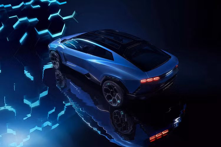 Với bộ cảm biến, công nghệ mới sẽ điều chỉnh sức mạnh của xe cho từng người lái thông qua thuật toán tinh vi. Kết hợp điều này với hệ thống treo chủ động và khí động học chủ động. Lamborghini lên kế hoạch có một dòng sản phẩm chạy điện hoàn toàn vào cuối năm 2024, nhưng đến nay vẫn chưa công bố kế hoạch phát triển các mẫu xe điện, thay vào đó tập trung vào tính trung hòa carbon và cùng công nghệ hybrid. 