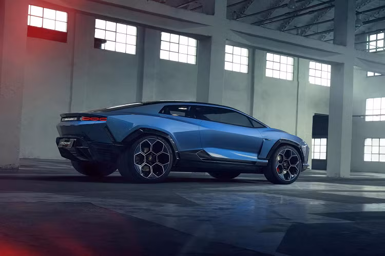 Mẫu xe ý tưởng này chính là sự nhất quán của Lamborghini với chiến lược “Direzione Cor Tauri” công bố vào năm 2021: giảm thiểu, loại bỏ dần khí thải carbon và điện khí hóa. Tiếp nối mẫu siêu xe mang động công V12 plug-in hybrid Revuelto, Lanzado chính là mẫu xe tạo nên tương lai của thương hiệu từ năm 2028.