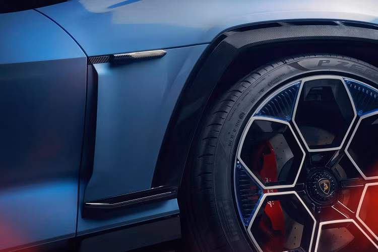 Rất khó để nhầm lẫn Lamborghini với các thương hiệu khác, dù nhìn từ phía trước, hông hoặc sau lưng. Hầm hố và địa hình là điểm nhấn cho mẫu xe này nhưng bạn sẽ không thể nhầm với Evoque và cũng không hẳn là Urus phiên bản thu nhỏ.