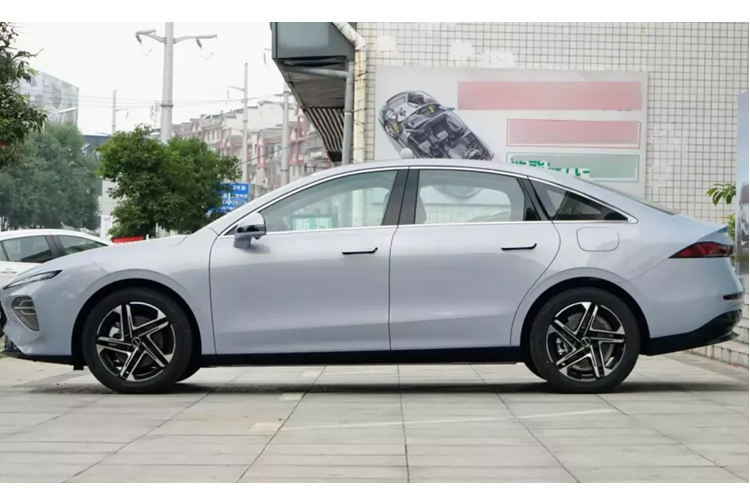 Còn về bản thuần điện của Roewe D7 2023 cũng sẽ có đúng 3 bản, với giá tương ứng 488 triệu đồng, 520 triệu đồng và 575 triệu đồng. Mức giá này chưa bao gồm khoản trừ 1.000 nhân dân tệ, tương đương 3,2 triệu đồng, khi khách hàng cọc mua xe ngay từ bây giờ. 2 mẫu xe Roewe D7 EV và Roewe D7 DMH đã ra mắt lần đầu tiên tại Triển lãm ô tô Thành Đô 2023.