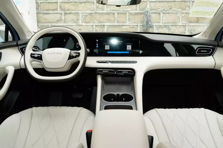 Cổng sạc của hai xe giống hệt nhau, hỗ trợ sạc nhanh và sạc chậm, đối với các mẫu xe plug-in hybrid, hỗ trợ sạc nhanh có thể tiết kiệm rất nhiều thời gian chờ đợi. Về kích thước thân xe, chiều dài, chiều rộng và chiều cao của phiên bản DMH là 4890/1890/1510mm, mẫu EV là 4890/1872/1510mm và chiều dài cơ sở đều là 2810mm.