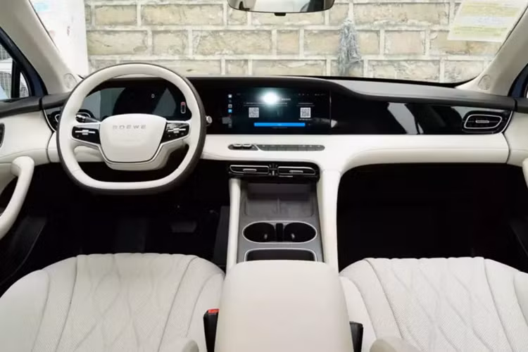 Cổng sạc của hai xe giống hệt nhau, hỗ trợ sạc nhanh và sạc chậm, đối với các mẫu xe plug-in hybrid, hỗ trợ sạc nhanh có thể tiết kiệm rất nhiều thời gian chờ đợi. Về kích thước thân xe, chiều dài, chiều rộng và chiều cao của phiên bản DMH là 4890/1890/1510mm, mẫu EV là 4890/1872/1510mm và chiều dài cơ sở đều là 2810mm.