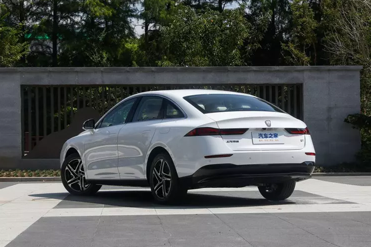 Roewe D7 là mẫu xe đầu tiên trong loạt sản phẩm năng lượng mới của Roewe. Trong ba năm tới, Roewe sẽ tung ra 8 sản phẩm năng lượng mới. Ví dụ, Roewe D5X dự kiến sẽ ra mắt tại Triển lãm ô tô Quảng Châu năm nay và năm sau cũng vậy sẽ là MPV hybrid, SUV hybrid, hai sản phẩm chạy điện thuần túy và một sản phẩm tầm xa đã được ra mắt.