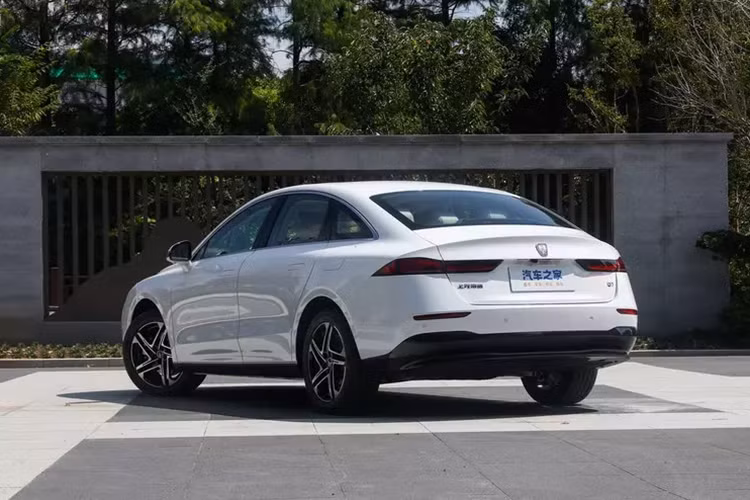 Roewe D7 là mẫu xe đầu tiên trong loạt sản phẩm năng lượng mới của Roewe. Trong ba năm tới, Roewe sẽ tung ra 8 sản phẩm năng lượng mới. Ví dụ, Roewe D5X dự kiến sẽ ra mắt tại Triển lãm ô tô Quảng Châu năm nay và năm sau cũng vậy sẽ là MPV hybrid, SUV hybrid, hai sản phẩm chạy điện thuần túy và một sản phẩm tầm xa đã được ra mắt.