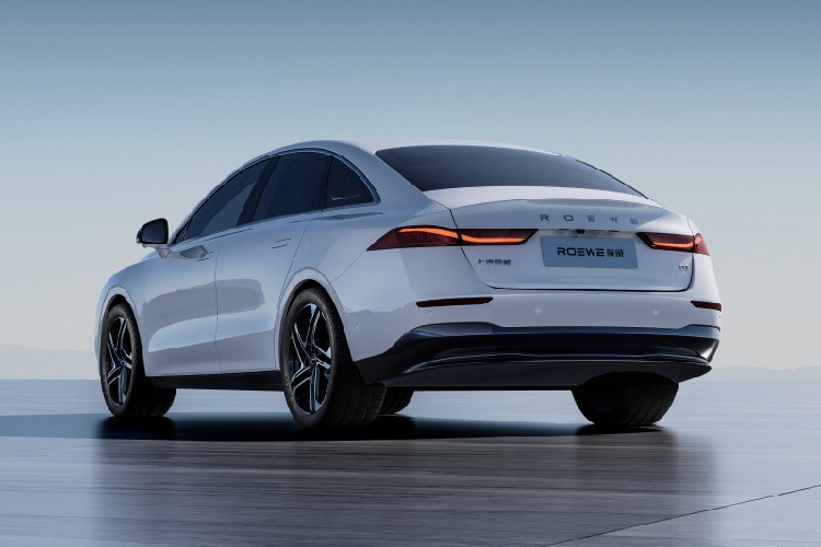 Về phần vành và lốp, cả 2 mẫu xe DMH và EV đều sử dụng vành 5 chấu kép có kích thước 18 inch, chạy trên bộ lốp 225/50 R18. Về phần đuôi xe, hình dáng đuôi xe của Roewe D7 tròn và rộng, đầy đặn và đầy căng thẳng.