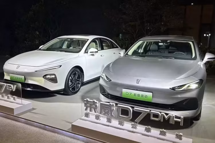 DMH sử dụng thiết kế tay nắm cửa truyền thống, trong khi các mẫu xe EV sử dụng thiết kế ẩn để giảm lực cản của gió hơn nữa. Về lựa chọn màu sắc, Roewe D7 cung cấp 5 màu xe: xám trang nhã, trắng sáng, bạc lưỡi dao, đen ngọc trai và xanh Yuguang.