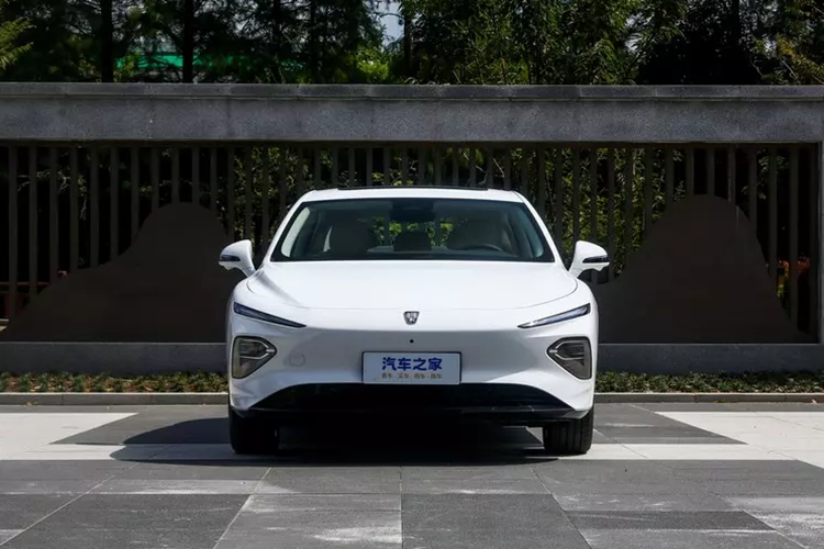 Cụ thể, D7 EV áp dụng thiết kế đèn pha và lưới tản nhiệt khép kín, chúng tách đôi, còn D7 DMH sử dụng đèn pha tích hợp và lưới tản nhiệt phía trước áp dụng các yếu tố thiết kế mở rộng với khả năng mở rộng sang trái và phải cũng như hỗ trợ trên và dưới, giúp xe trông rộng hơn.