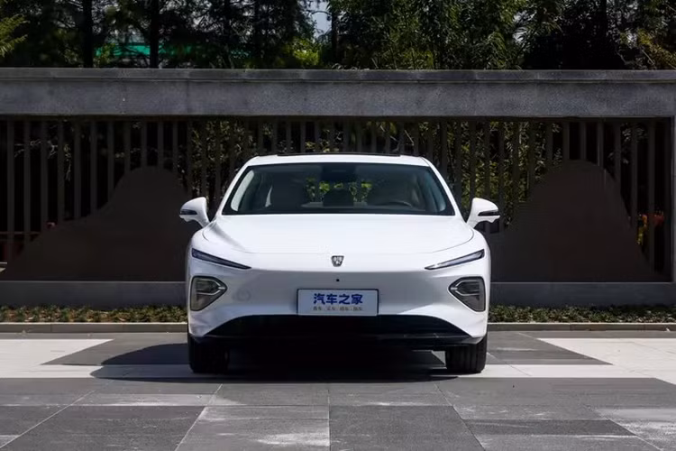 Cụ thể, D7 EV áp dụng thiết kế đèn pha và lưới tản nhiệt khép kín, chúng tách đôi, còn D7 DMH sử dụng đèn pha tích hợp và lưới tản nhiệt phía trước áp dụng các yếu tố thiết kế mở rộng với khả năng mở rộng sang trái và phải cũng như hỗ trợ trên và dưới, giúp xe trông rộng hơn.