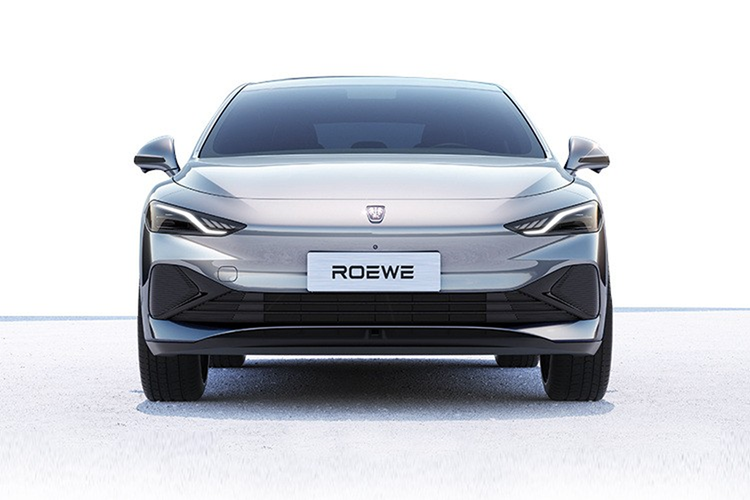 Về nội thất, Roewe D7 sử dụng buồng lái Yunsu, tông màu đất ấm áp và yên tĩnh mang đến cho người nhìn trải nghiệm hình ảnh đơn giản và sang trọng, thiết kế đường chân trời xung quanh giúp tầm nhìn rộng hơn. Ở đường hầm trung tâm, D7 EV có hai khay đựng cốc và hai miếng sạc không dây.